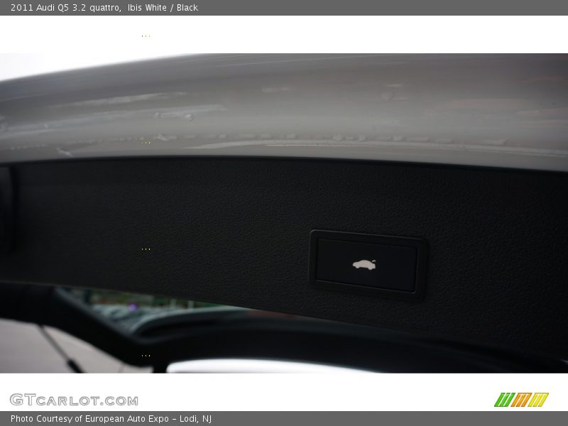 Ibis White / Black 2011 Audi Q5 3.2 quattro