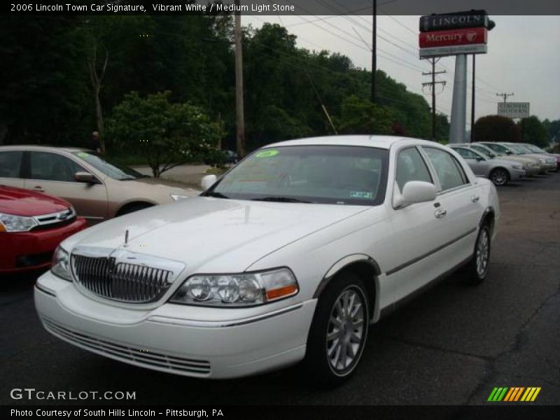 Vibrant White / Medium Light Stone 2006 Lincoln Town Car Signature
