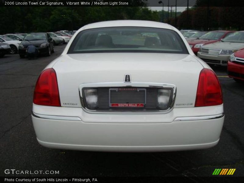 Vibrant White / Medium Light Stone 2006 Lincoln Town Car Signature