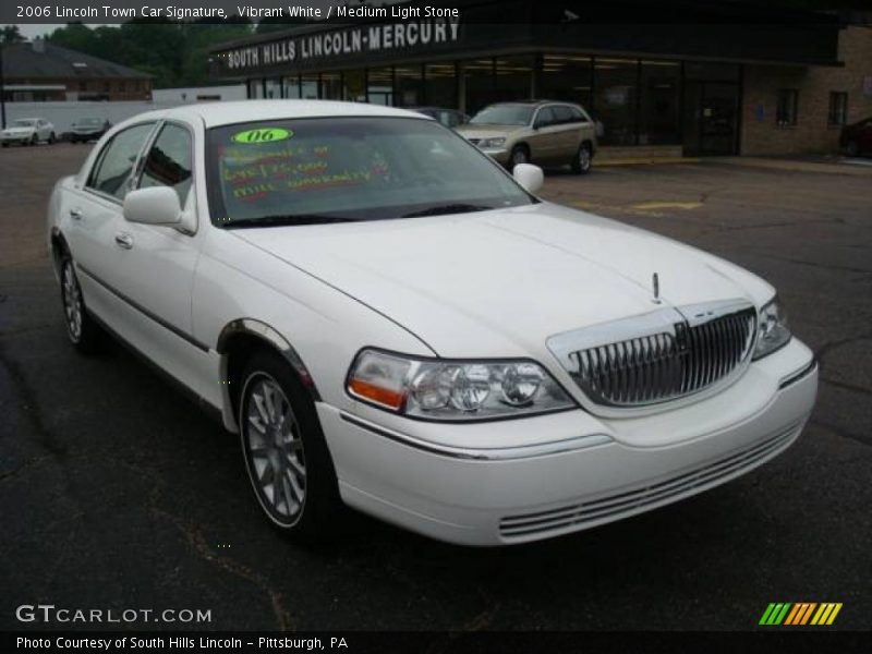 Vibrant White / Medium Light Stone 2006 Lincoln Town Car Signature