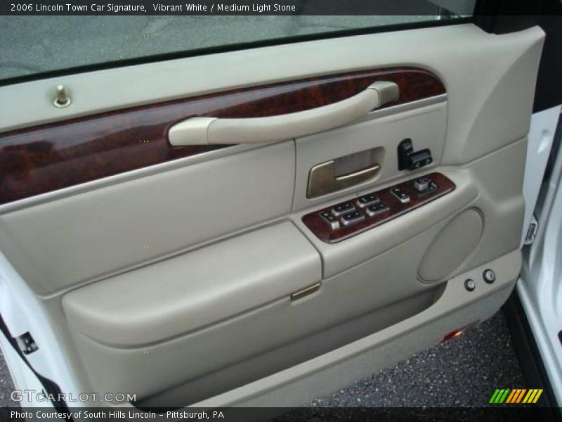 Vibrant White / Medium Light Stone 2006 Lincoln Town Car Signature