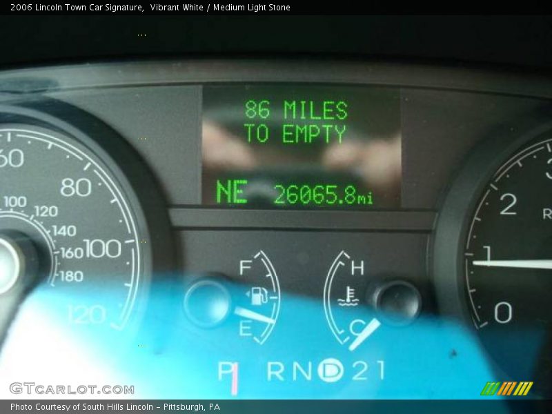 Vibrant White / Medium Light Stone 2006 Lincoln Town Car Signature