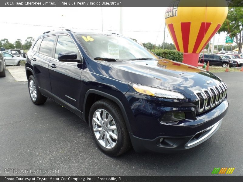 Front 3/4 View of 2016 Cherokee Limited