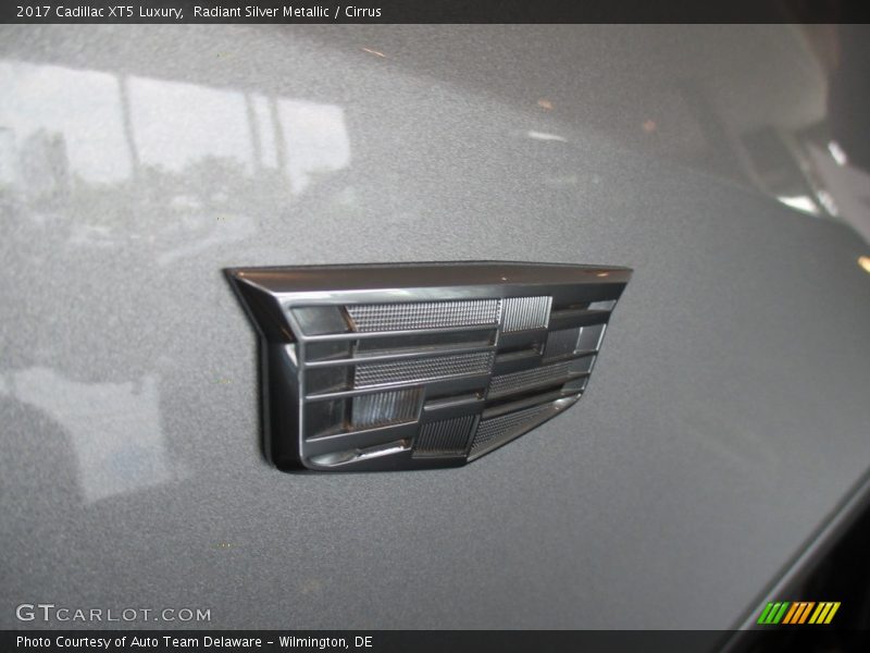 Radiant Silver Metallic / Cirrus 2017 Cadillac XT5 Luxury