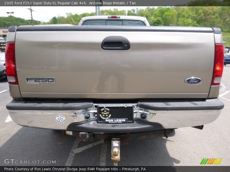 Arizona Beige Metallic / Tan 2005 Ford F250 Super Duty XL Regular Cab 4x4