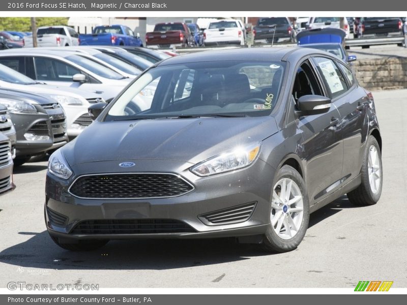 Magnetic / Charcoal Black 2016 Ford Focus SE Hatch
