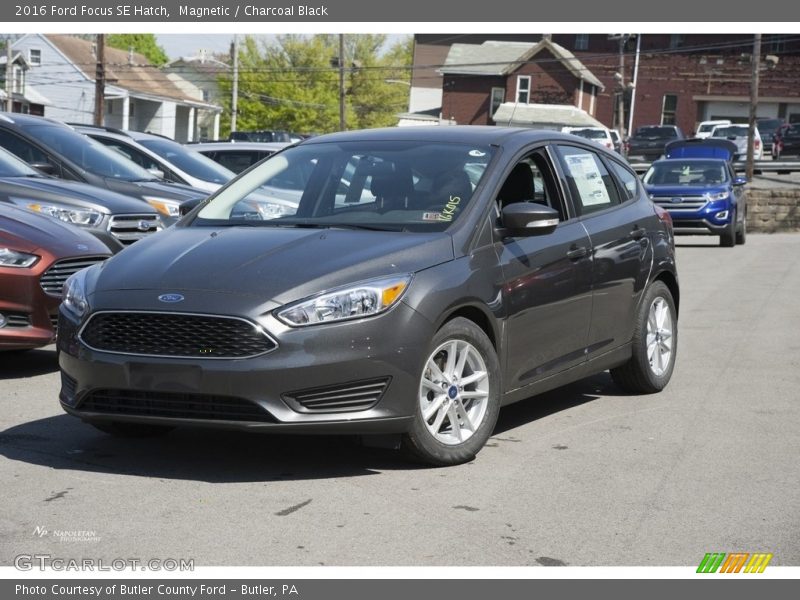 Magnetic / Charcoal Black 2016 Ford Focus SE Hatch