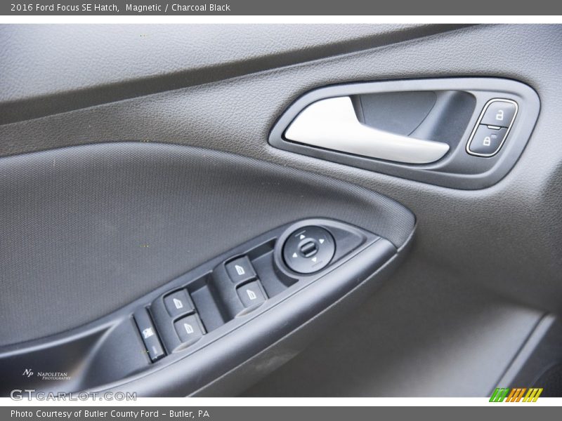Magnetic / Charcoal Black 2016 Ford Focus SE Hatch