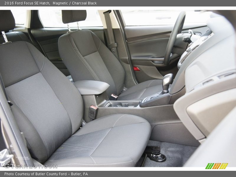 Magnetic / Charcoal Black 2016 Ford Focus SE Hatch