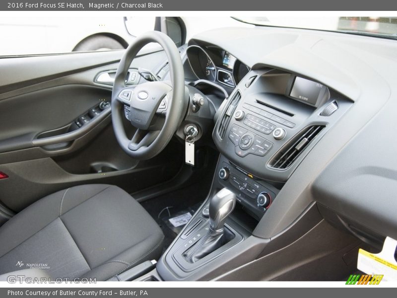 Magnetic / Charcoal Black 2016 Ford Focus SE Hatch