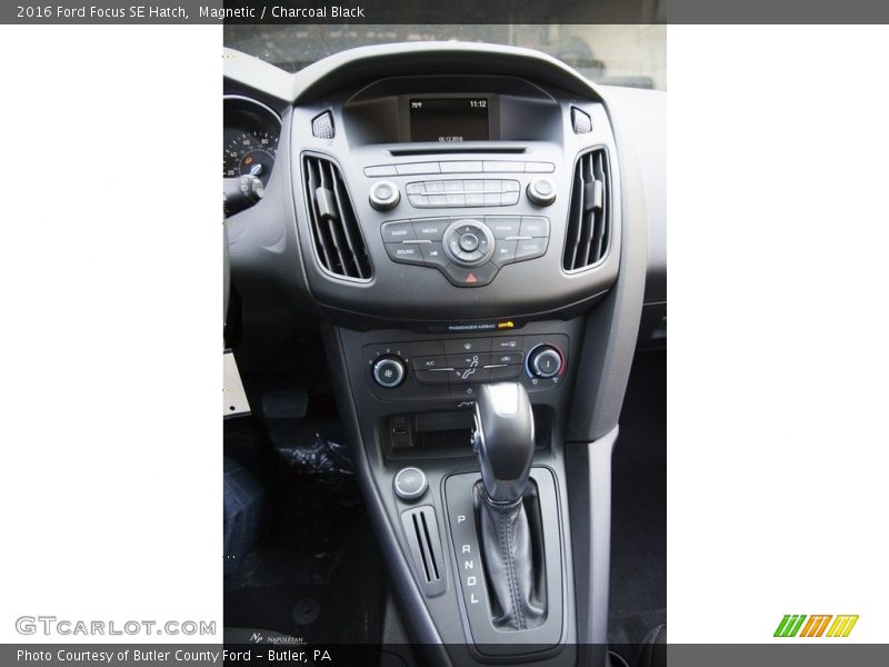 Magnetic / Charcoal Black 2016 Ford Focus SE Hatch