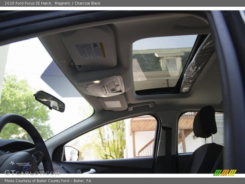 Magnetic / Charcoal Black 2016 Ford Focus SE Hatch