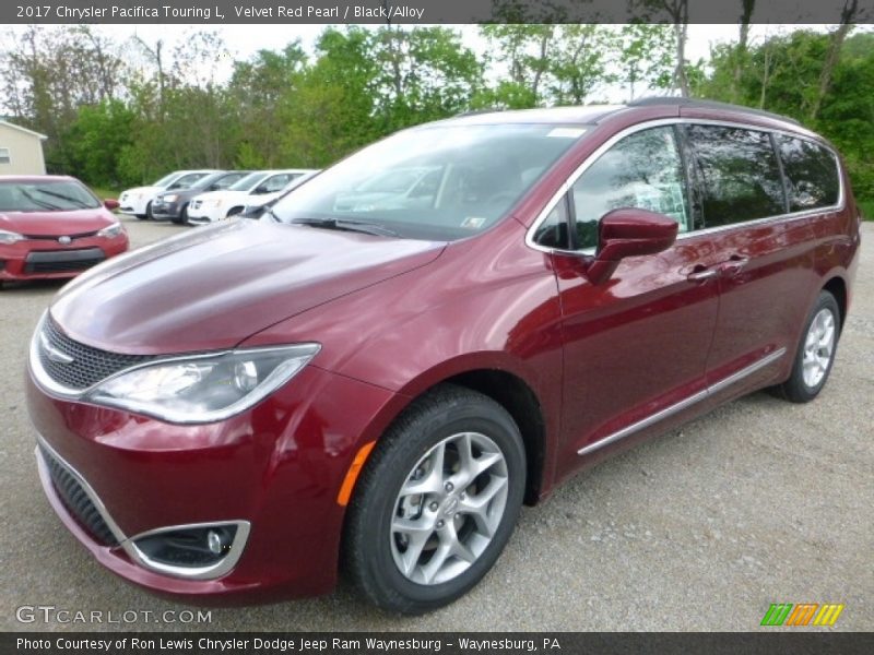 Front 3/4 View of 2017 Pacifica Touring L