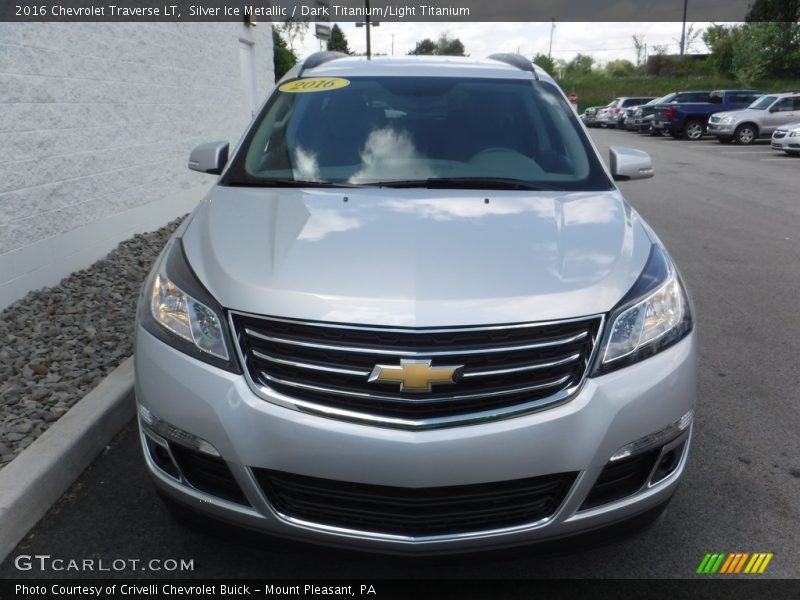 Silver Ice Metallic / Dark Titanium/Light Titanium 2016 Chevrolet Traverse LT