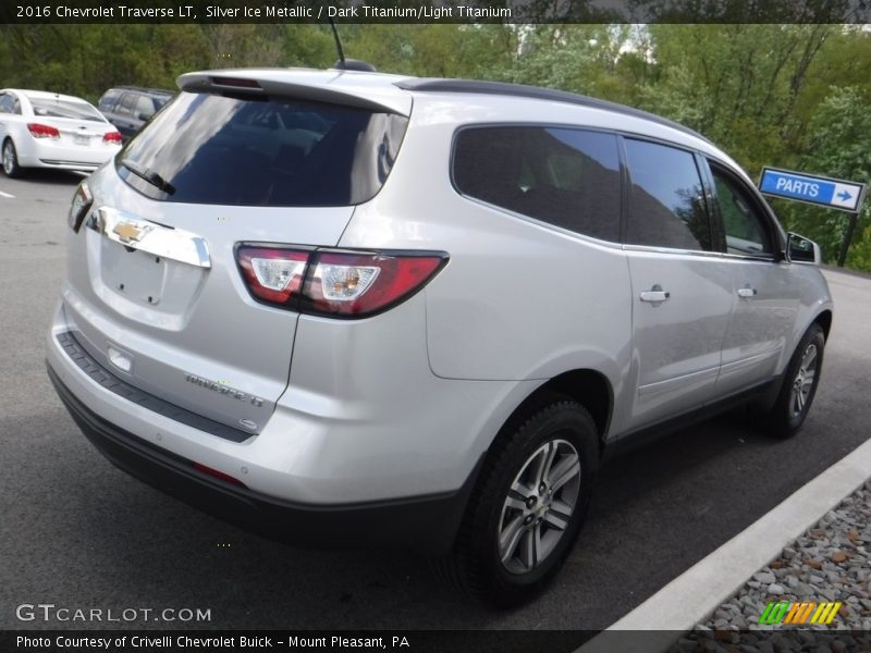 Silver Ice Metallic / Dark Titanium/Light Titanium 2016 Chevrolet Traverse LT