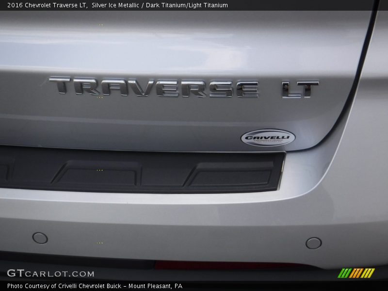 Silver Ice Metallic / Dark Titanium/Light Titanium 2016 Chevrolet Traverse LT