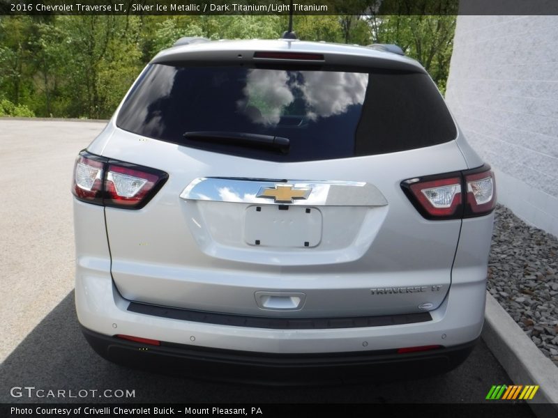 Silver Ice Metallic / Dark Titanium/Light Titanium 2016 Chevrolet Traverse LT
