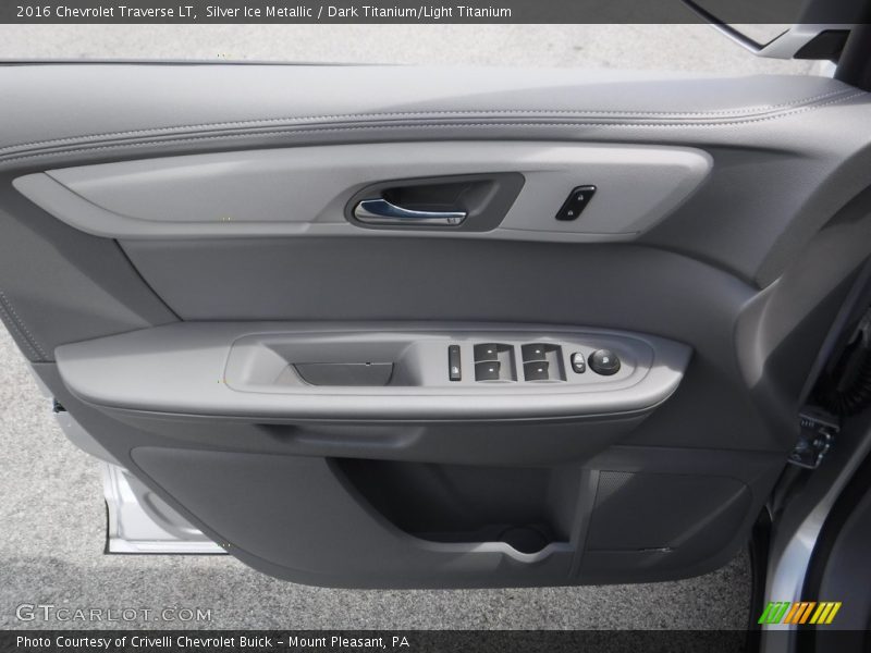 Silver Ice Metallic / Dark Titanium/Light Titanium 2016 Chevrolet Traverse LT