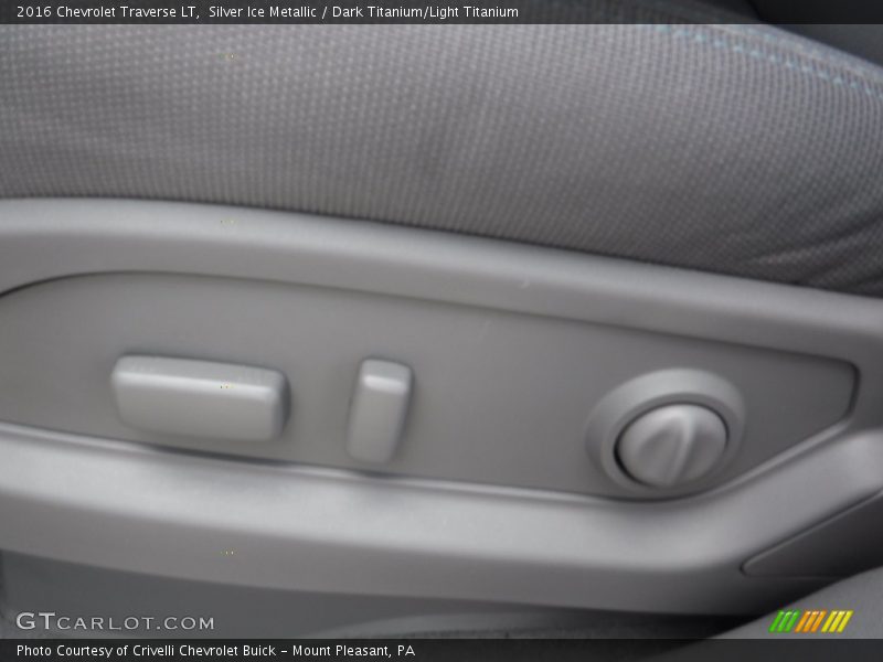 Silver Ice Metallic / Dark Titanium/Light Titanium 2016 Chevrolet Traverse LT