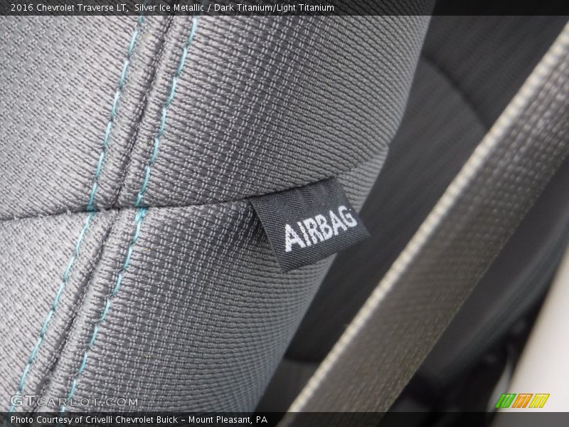 Silver Ice Metallic / Dark Titanium/Light Titanium 2016 Chevrolet Traverse LT