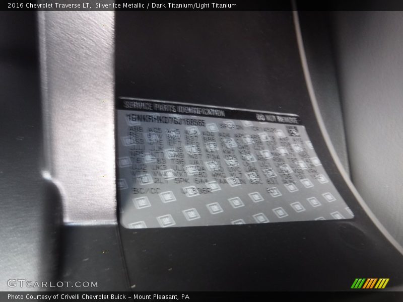 Silver Ice Metallic / Dark Titanium/Light Titanium 2016 Chevrolet Traverse LT