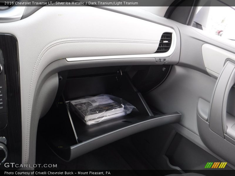 Silver Ice Metallic / Dark Titanium/Light Titanium 2016 Chevrolet Traverse LT