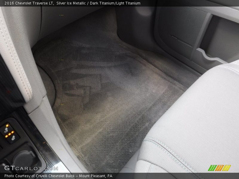 Silver Ice Metallic / Dark Titanium/Light Titanium 2016 Chevrolet Traverse LT