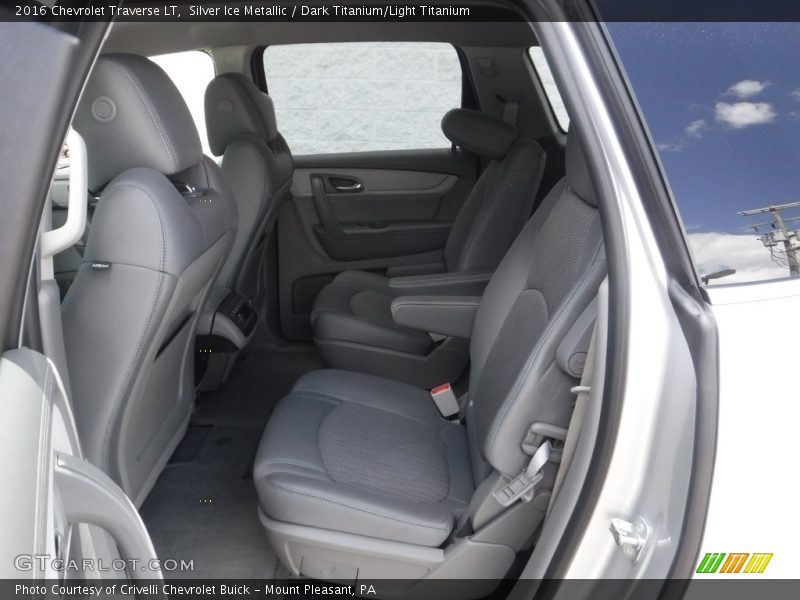 Silver Ice Metallic / Dark Titanium/Light Titanium 2016 Chevrolet Traverse LT