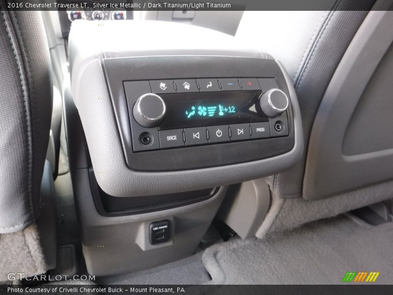Silver Ice Metallic / Dark Titanium/Light Titanium 2016 Chevrolet Traverse LT