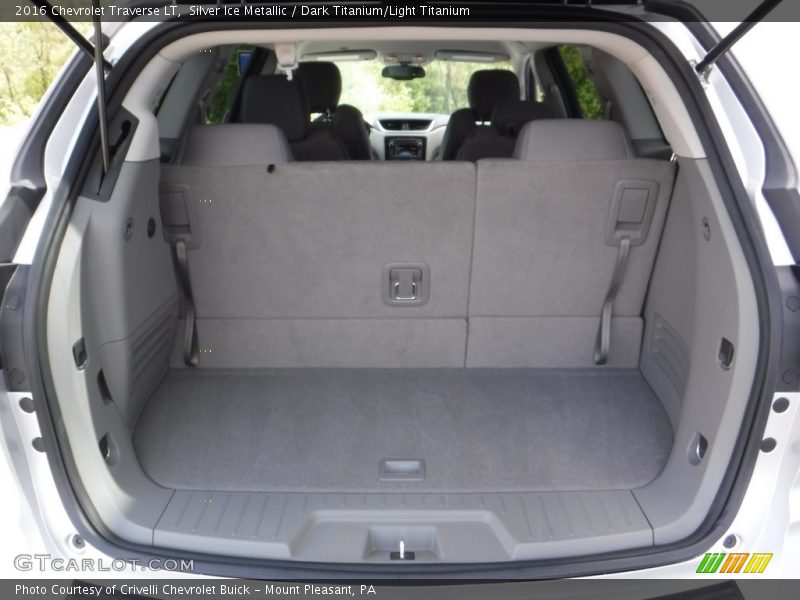 Silver Ice Metallic / Dark Titanium/Light Titanium 2016 Chevrolet Traverse LT