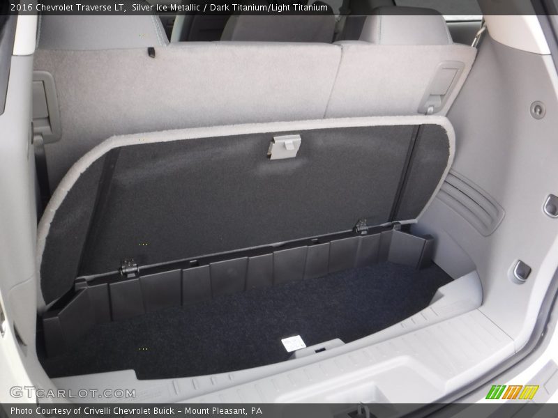 Silver Ice Metallic / Dark Titanium/Light Titanium 2016 Chevrolet Traverse LT