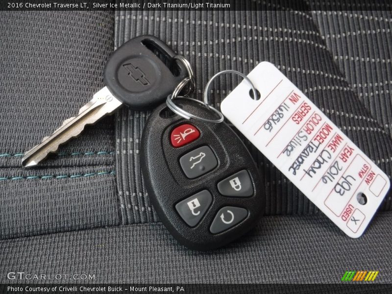Silver Ice Metallic / Dark Titanium/Light Titanium 2016 Chevrolet Traverse LT
