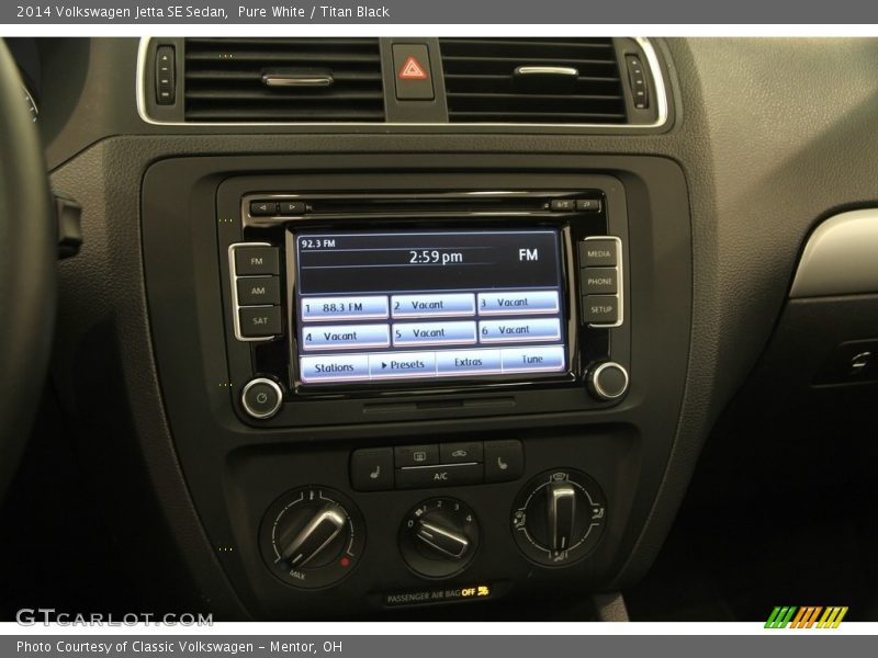 Pure White / Titan Black 2014 Volkswagen Jetta SE Sedan