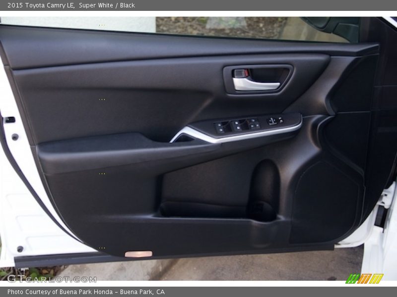 Super White / Black 2015 Toyota Camry LE