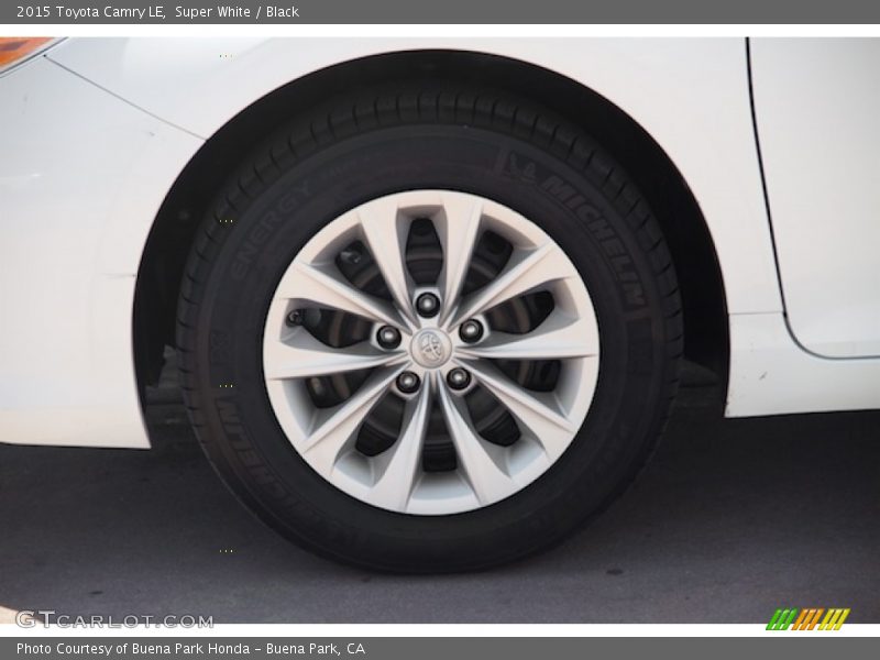Super White / Black 2015 Toyota Camry LE