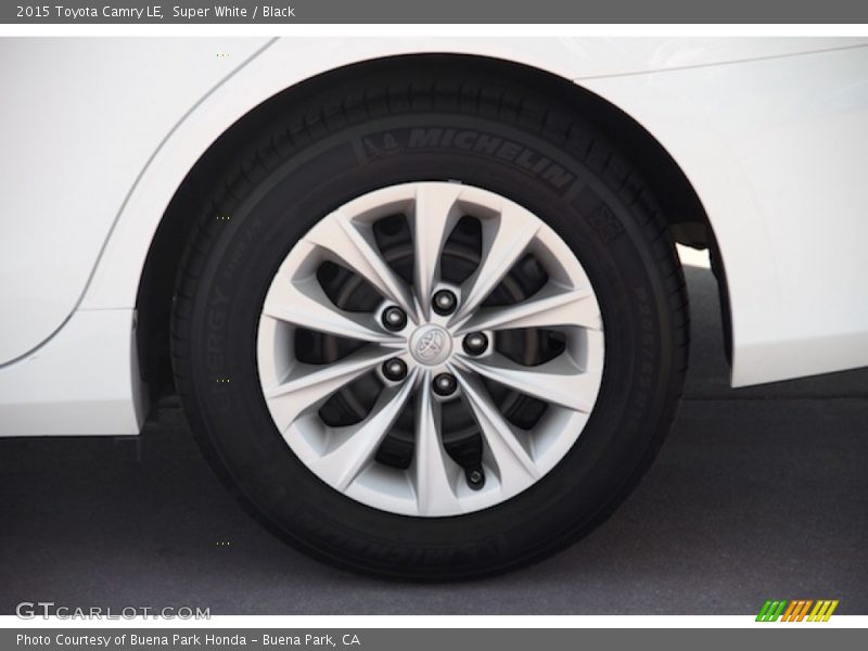 Super White / Black 2015 Toyota Camry LE