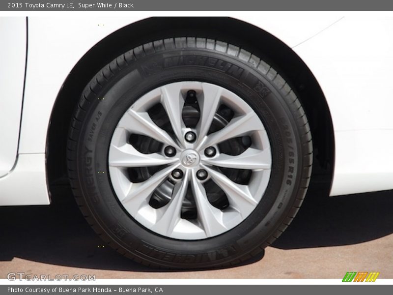 Super White / Black 2015 Toyota Camry LE
