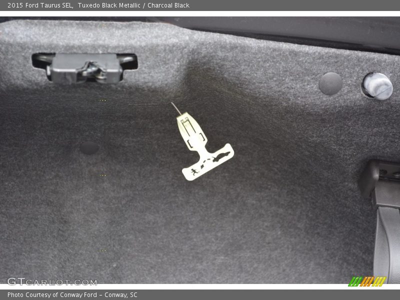 Tuxedo Black Metallic / Charcoal Black 2015 Ford Taurus SEL