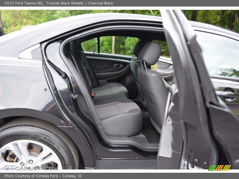 Tuxedo Black Metallic / Charcoal Black 2015 Ford Taurus SEL