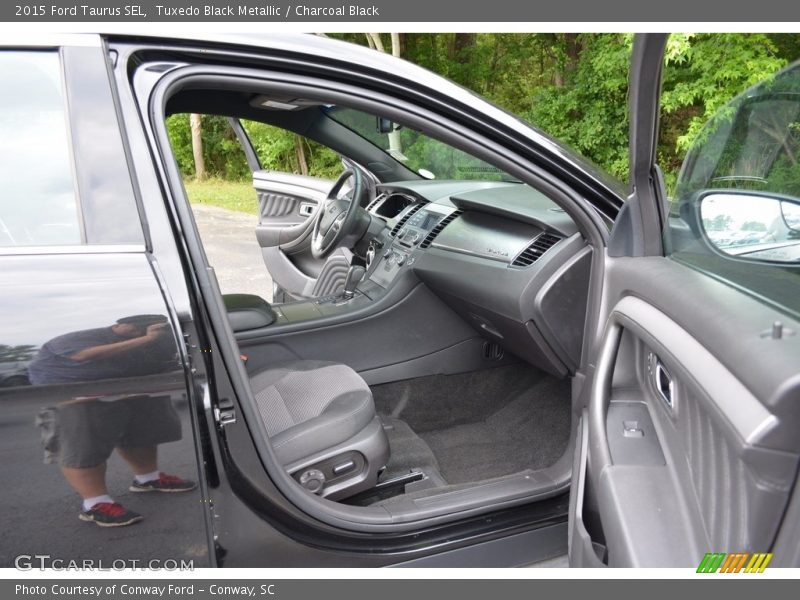 Tuxedo Black Metallic / Charcoal Black 2015 Ford Taurus SEL
