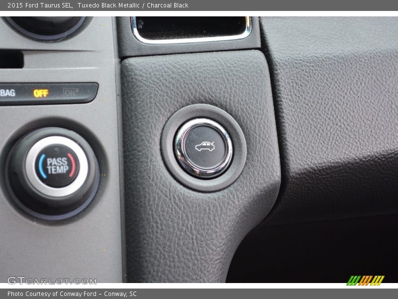 Tuxedo Black Metallic / Charcoal Black 2015 Ford Taurus SEL