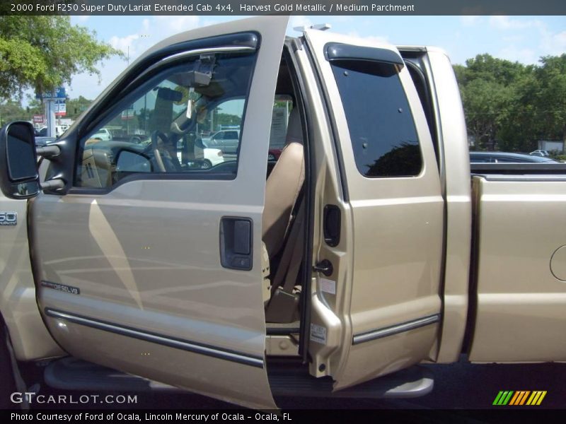 Harvest Gold Metallic / Medium Parchment 2000 Ford F250 Super Duty Lariat Extended Cab 4x4