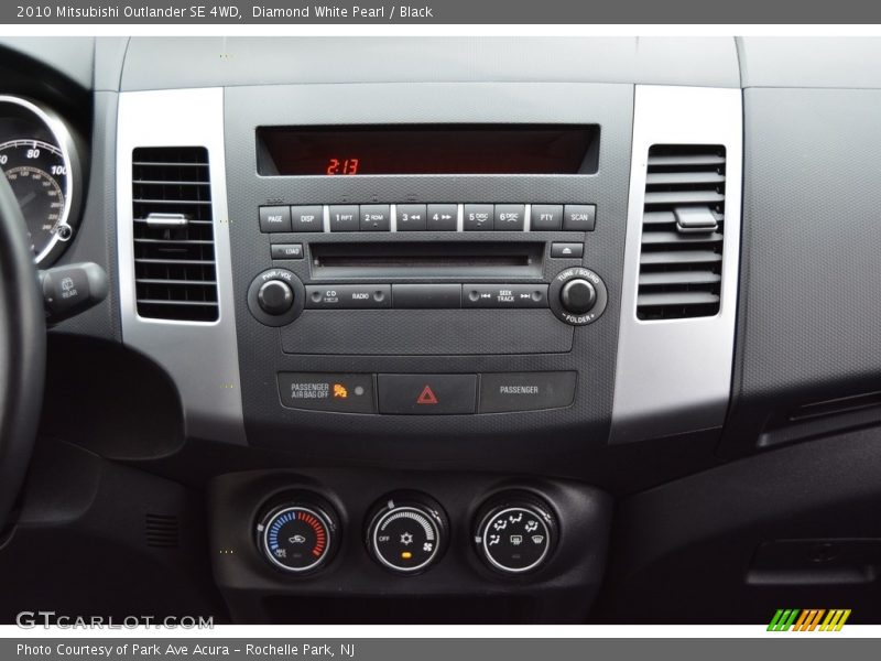Diamond White Pearl / Black 2010 Mitsubishi Outlander SE 4WD