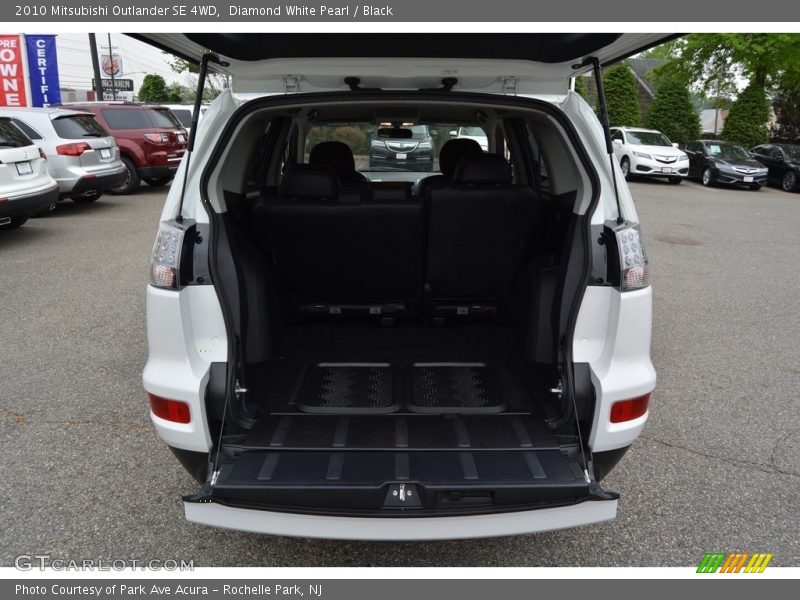 Diamond White Pearl / Black 2010 Mitsubishi Outlander SE 4WD