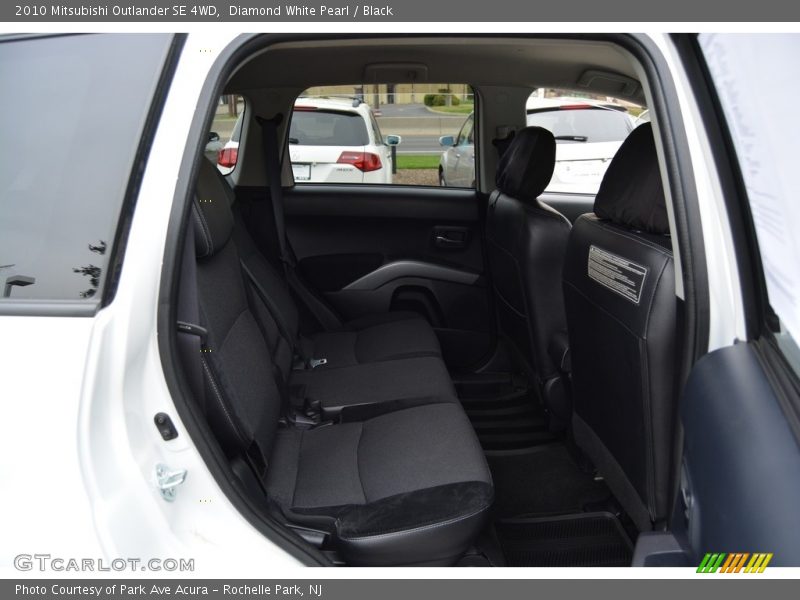 Diamond White Pearl / Black 2010 Mitsubishi Outlander SE 4WD