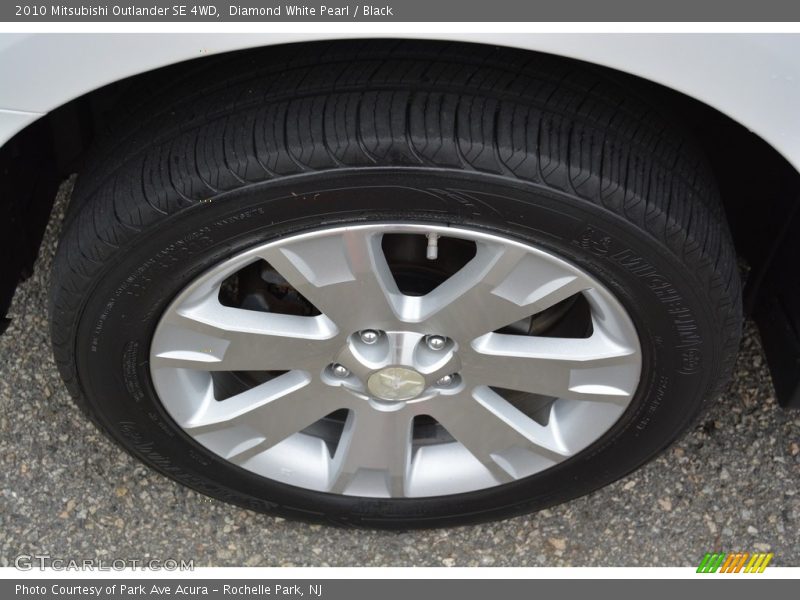 Diamond White Pearl / Black 2010 Mitsubishi Outlander SE 4WD