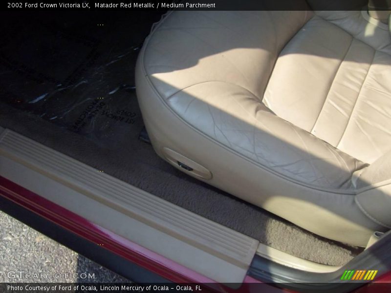 Matador Red Metallic / Medium Parchment 2002 Ford Crown Victoria LX