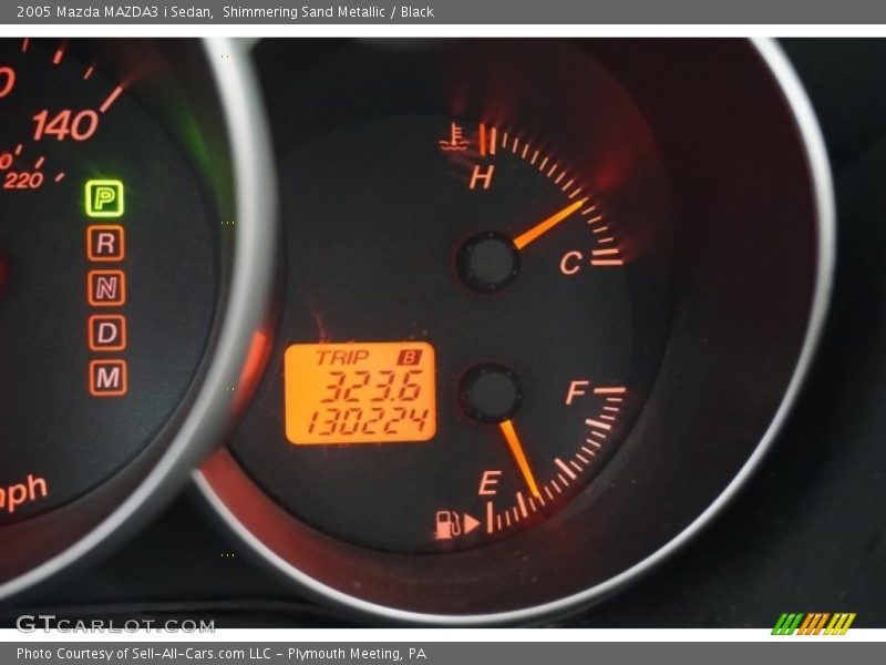 Shimmering Sand Metallic / Black 2005 Mazda MAZDA3 i Sedan