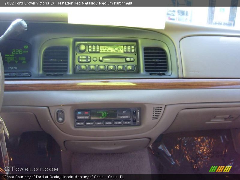Matador Red Metallic / Medium Parchment 2002 Ford Crown Victoria LX
