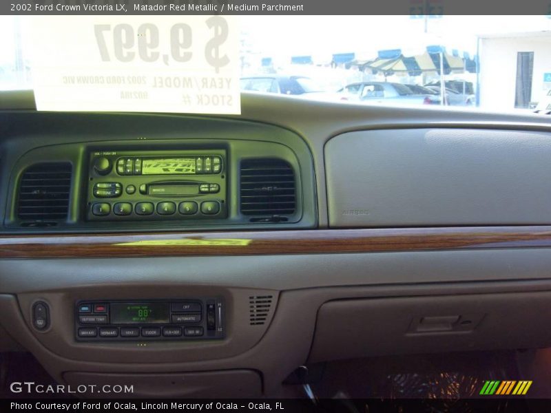 Matador Red Metallic / Medium Parchment 2002 Ford Crown Victoria LX